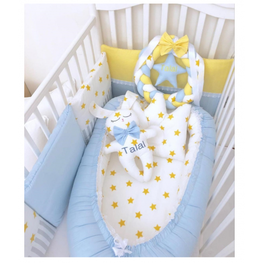 طقم مفرش سرير للأطفال حديثي الولادة من انيت بتصميم الاسم - أزرق وأبيض مع نجوم صفراء