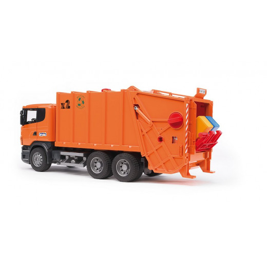 شاحنة قمامة باللون البرتقالي من برندير