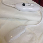 بطانية كهربائية غير منسوجة مع جهازي تحكم ، مقاس كينغ، أبيض (مع الضمان) من ترست